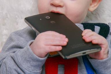 Ребенок и смартфон 