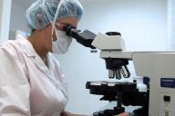 Врач и микроскоп 