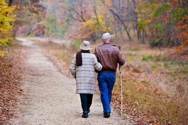 Пожилые люди на прогулке 
