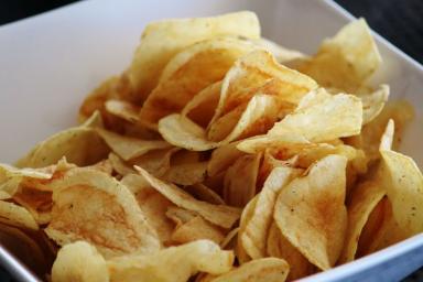 Ешь, сколько хочешь: как приготовить вкусные и полезные чипсы в микроволновке