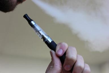 Ученые назвали главную опасность электронных сигарет для мужчин