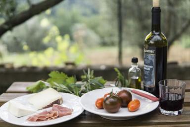 Сыр, баранина и красное вино оказались снижающими риск развития деменции продуктами
