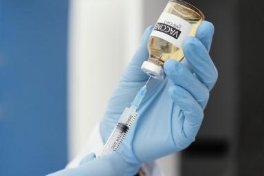 Опрос ВЦИОМ показал, что сделали прививку от коронавируса 42% россиян