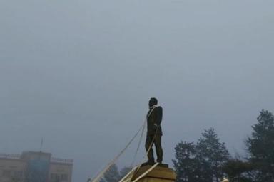 снос памятника Назарбаеву
