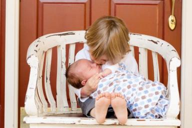 Младенцы могут определить, кто находится в близком родстве по обмену слюной