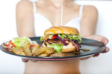 Худшие привычки в пище после 40: почему сложно похудеть