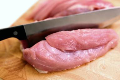 Мыть сырое мясо или нет: ошибки, которые допускают хозяйки