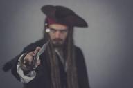 5 правил для женщины, если на нее напали в темном переулке