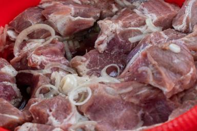 4 метода, которые помогут быстро разморозить мясо, сохраняя вкус