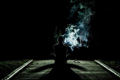 Курение усиливает социальную изоляцию и одиночество