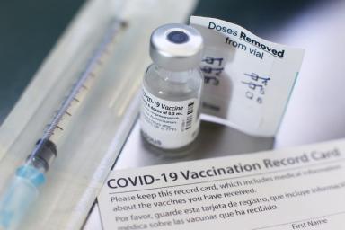 Ученые рассказали о связи вакцинации и затяжного COVID-19