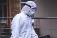 Медик в защитном костюме 