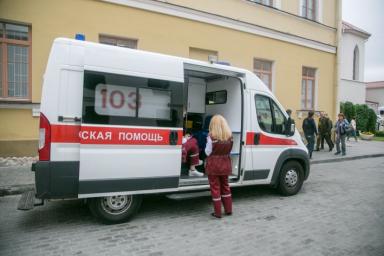 В Санкт-Петербурге обрушился фасад заводского здания: пострадала женщина