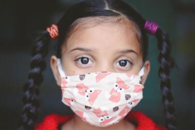 В Роспотребнадзоре объяснили, почему дети начали активно болеть омикрон-штаммом коронавируса