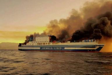 На загоревшемся в Ионическом море лайнере раздались взрывы