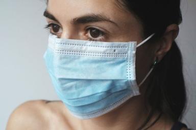 Отсутствие маски повышает риск заражения «Омикроном» почти до 100%