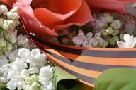 Цветы и георгиевская лента 