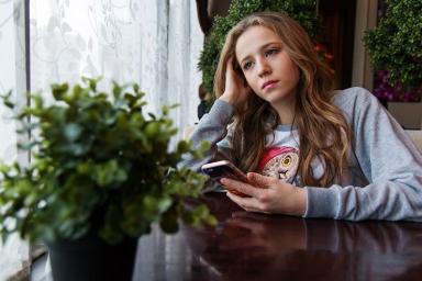 Девушка со смартфоном 