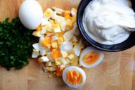 Не спешите выбрасывать яичную скорлупу: вот как ее могут использовать дачники