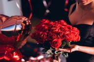 Что подарить женщине на 8 марта. Подсказки астрологов