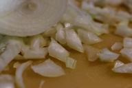 Как нарезать лук без слез: 5 эффективных способов