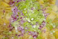 Как приготовить теплый картофельный салат: интересный рецепт