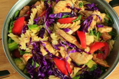 Как приготовить салат с курицей и сухариками: рецепт вкусного и полезного блюда