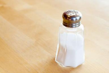 Убийца метаболизма: 4 признака того, что вы едите слишком много соли