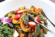 Праздничное меню: рецепт тыквенного салата с помидорами и брюссельской капустой