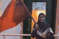 бабушка с флагом на Украине 