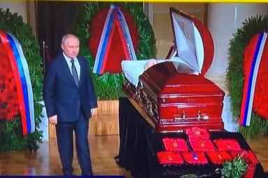 Путин у гроба Жириновского