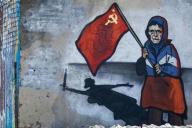 бабушка с флагом на Украине 