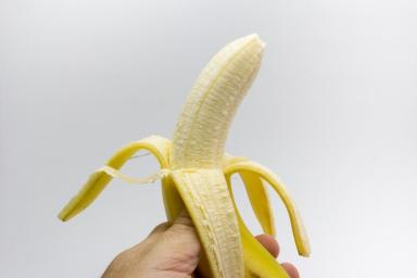 Японские учёные научили робота аккуратно снимать кожуру с бананов