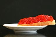 Великобритания ввела запрет на импорт серебра, икры, изделий из дерева из России