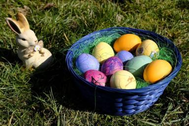 Красочные пасхальные яйца. Как покрасить яйца натуральными способами