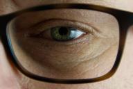 Как быстро удалить царапины с очков: 2 простых средства, которое вы используете каждый день