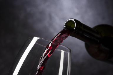 Диетологи выяснили, что красное вино можно пить без риска ожирения