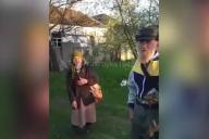 бабушка с флагом на Украине 