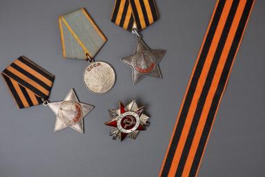 Медали, орден и георгиевская лента 