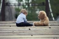 Ребенок и плюшевый медведь