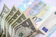 Курс евро упал ниже 59 рублей впервые с июня 2015 года