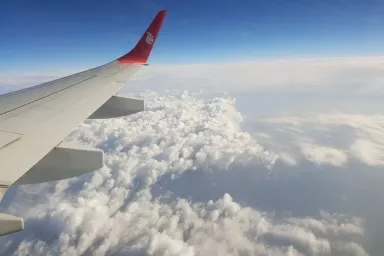 Самолет в небе 