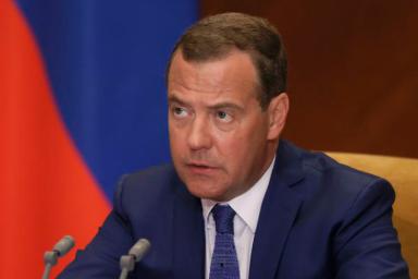 Медведев назвал решения G7 вмешательством в дела Китая