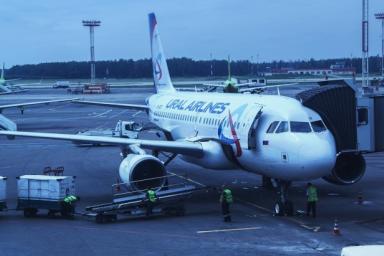 Самолет сел в Шереметьево после сообщения о неисправности левого двигателя
