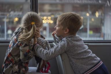 В России 1200 семей готовы принять детей-сирот из Донбасса
