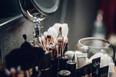 Минпромторг ведет переговоры о возобновлении поставок косметики ряда иностранных брендов