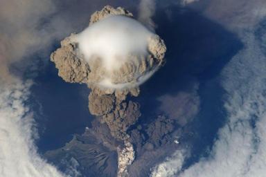Вулкан Безымянный на Камчатке выбросил столб пепла