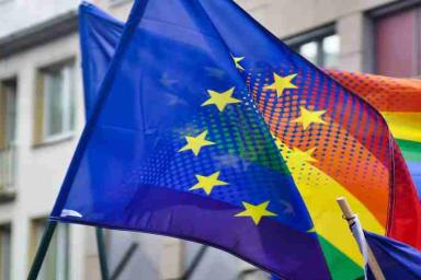 Флаги ЛГБТ и ЕС