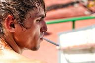 Парень курит 