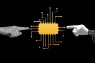 руки робота и человека